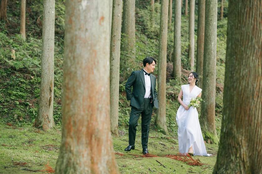 "Discover the Charm: Stunning Wedding Photos at Nara's Muro Mount Park Artistic Forest - Includes Usage Fees and Rules 🍃🎨"にて紹介している画像