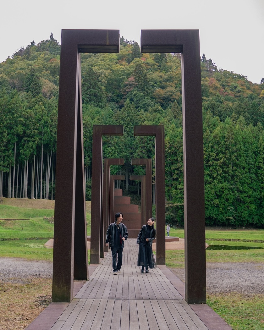 "Discover the Charm: Stunning Wedding Photos at Nara's Muro Mount Park Artistic Forest - Includes Usage Fees and Rules 🍃🎨"にて紹介している画像