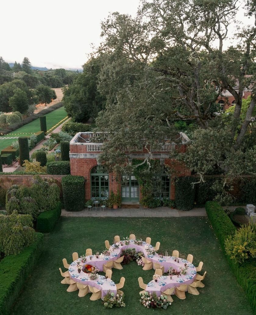 【2025 Trends】Discover Unique Table Layouts for Overseas Weddings That Will Astonish Your Guests: 11 Picks💡にて紹介している画像