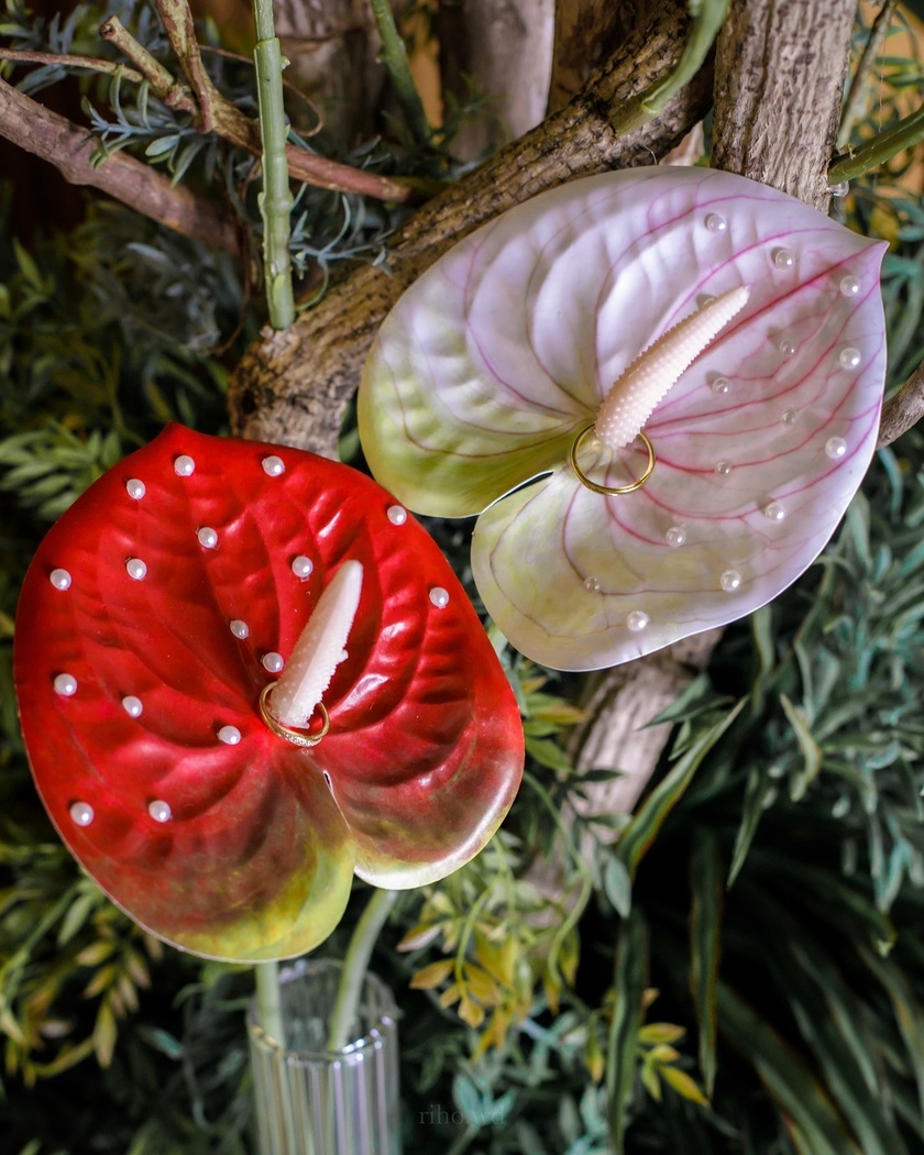 What Color to Choose? Fresh Flowers or Artificial Flowers? 9 Real Photos of Brides on Their Big Day with Anthurium Ring Pillowsにて紹介している画像
