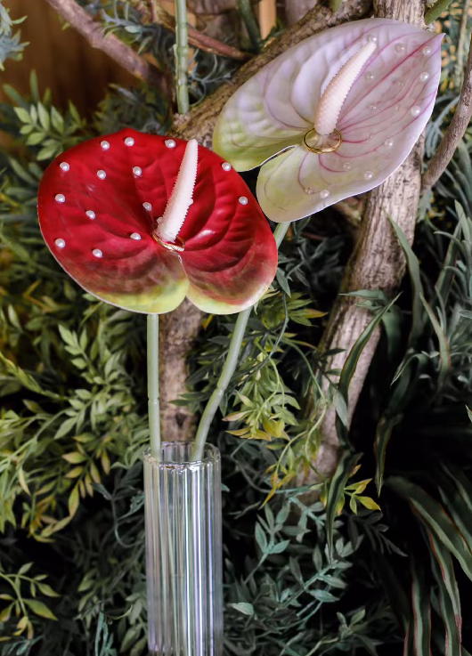 What Color to Choose? Fresh Flowers or Artificial Flowers? 9 Real Photos of Brides on Their Big Day with Anthurium Ring Pillowsにて紹介している画像