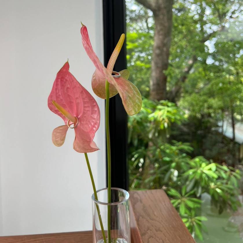 What Color to Choose? Fresh Flowers or Artificial Flowers? 9 Real Photos of Brides on Their Big Day with Anthurium Ring Pillowsにて紹介している画像