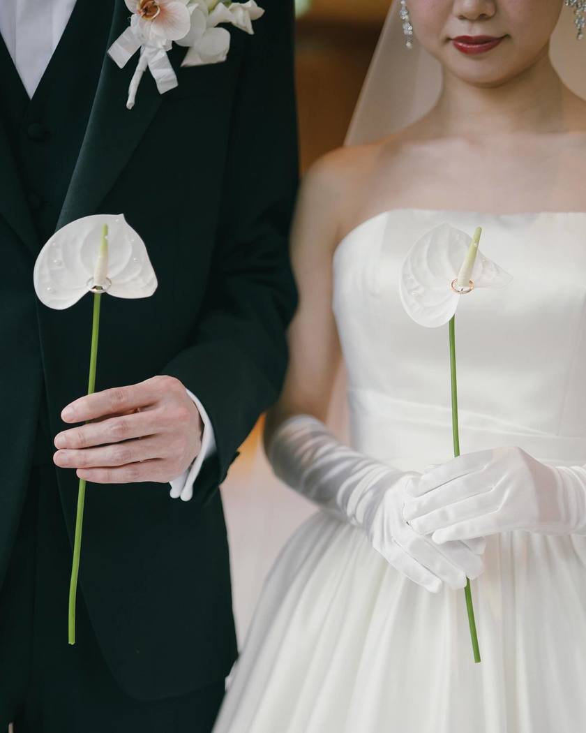 What Color to Choose? Fresh Flowers or Artificial Flowers? 9 Real Photos of Brides on Their Big Day with Anthurium Ring Pillowsにて紹介している画像