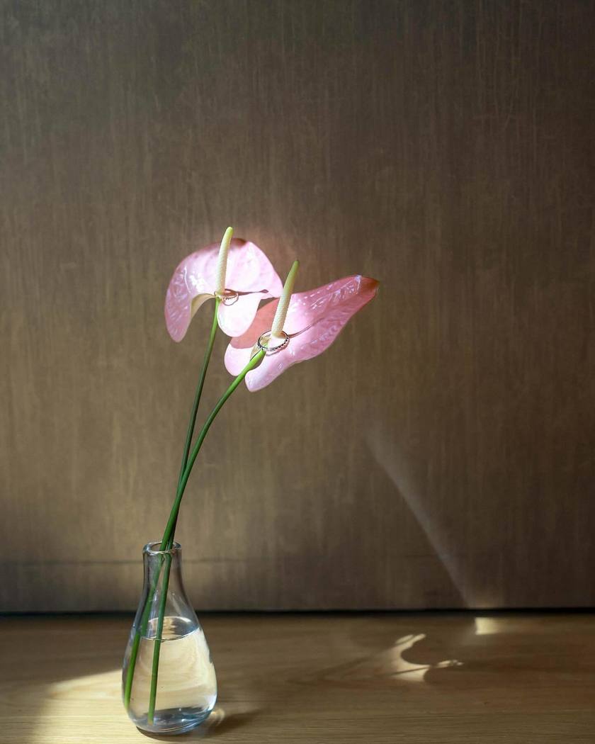 What Color to Choose? Fresh Flowers or Artificial Flowers? 9 Real Photos of Brides on Their Big Day with Anthurium Ring Pillowsにて紹介している画像