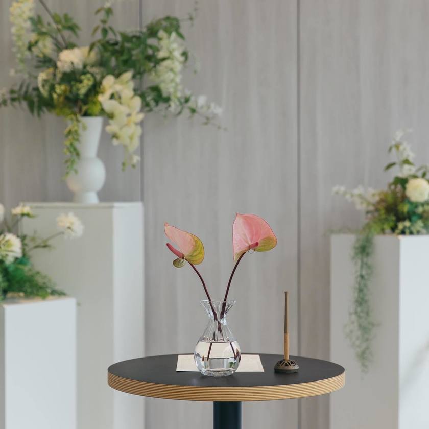 What Color to Choose? Fresh Flowers or Artificial Flowers? 9 Real Photos of Brides on Their Big Day with Anthurium Ring Pillowsにて紹介している画像