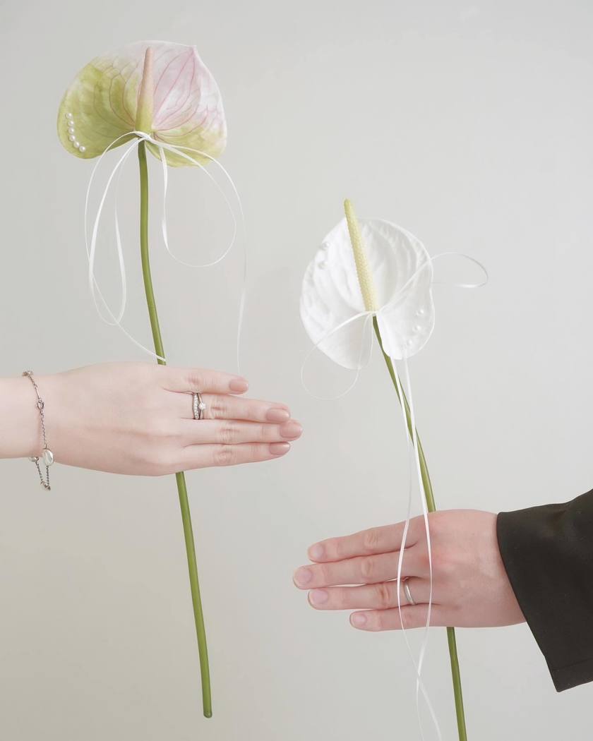 What Color to Choose? Fresh Flowers or Artificial Flowers? 9 Real Photos of Brides on Their Big Day with Anthurium Ring Pillowsにて紹介している画像