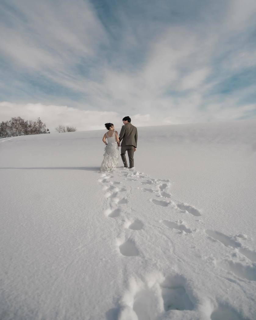 Silver World: A Collection of Sample Wedding Photos Captured in the Snowy Landscapes of the Northern Country ❄️⛄にて紹介している画像