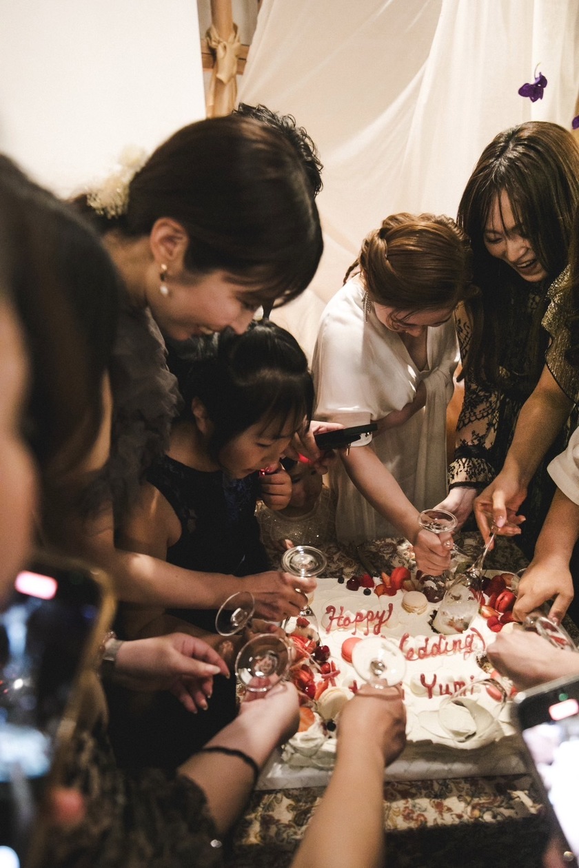 憧れる＆やってみたい！ウェディングケーキをグラスですくって乾杯するのを、結婚式でした花嫁さんを発見🎂🥂にて紹介している画像