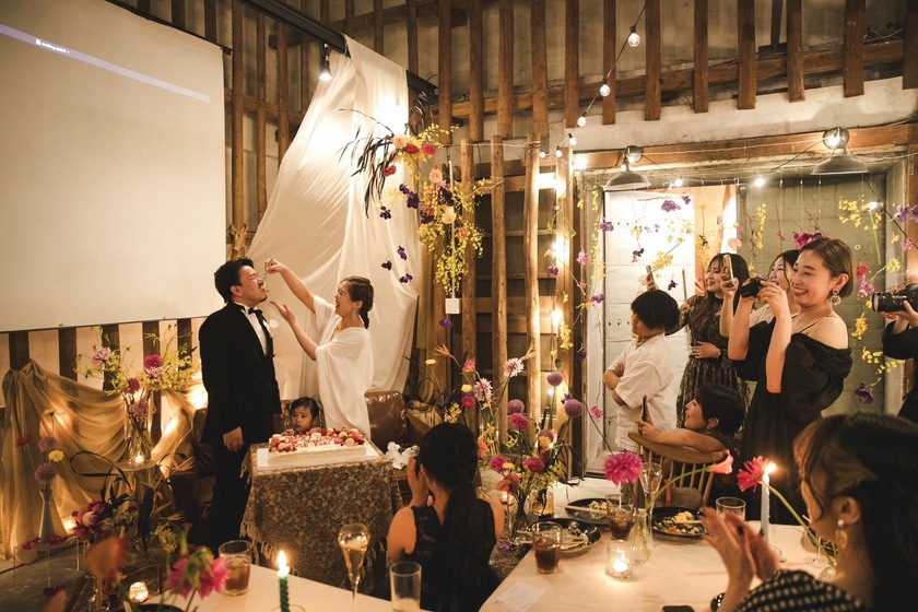 憧れる＆やってみたい！ウェディングケーキをグラスですくって乾杯するのを、結婚式でした花嫁さんを発見🎂🥂にて紹介している画像