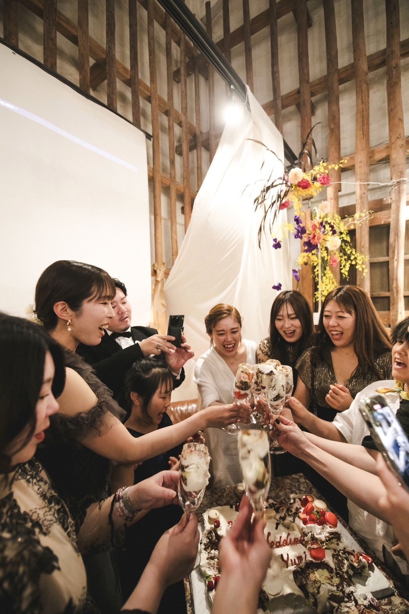 憧れる＆やってみたい！ウェディングケーキをグラスですくって乾杯するのを、結婚式でした花嫁さんを発見🎂🥂にて紹介している画像