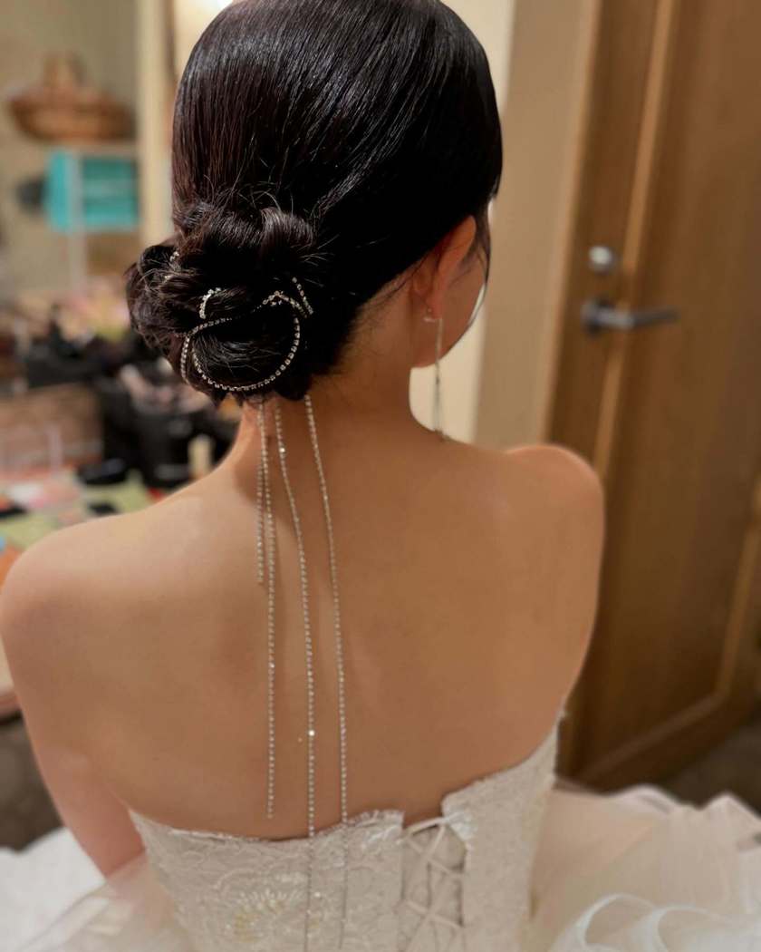 Stylish and Artistic: Sparkling Chain Arranged Hair is Set to Trend✨にて紹介している画像