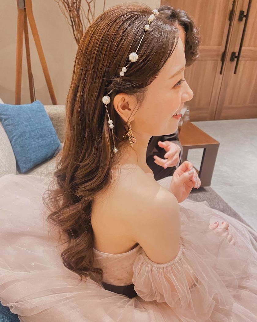 Stylish and Artistic: Sparkling Chain Arranged Hair is Set to Trend✨にて紹介している画像