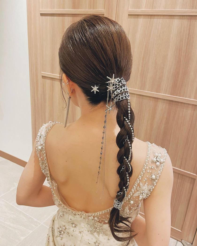 Stylish and Artistic: Sparkling Chain Arranged Hair is Set to Trend✨にて紹介している画像