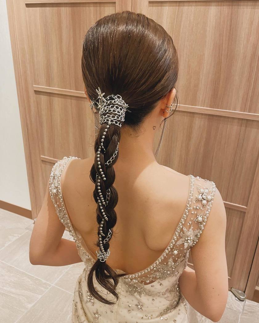 Stylish and Artistic: Sparkling Chain Arranged Hair is Set to Trend✨にて紹介している画像