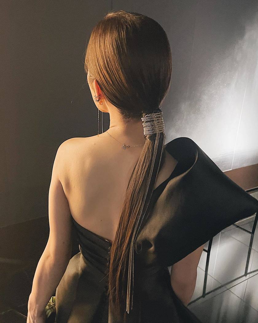 Stylish and Artistic: Sparkling Chain Arranged Hair is Set to Trend✨にて紹介している画像