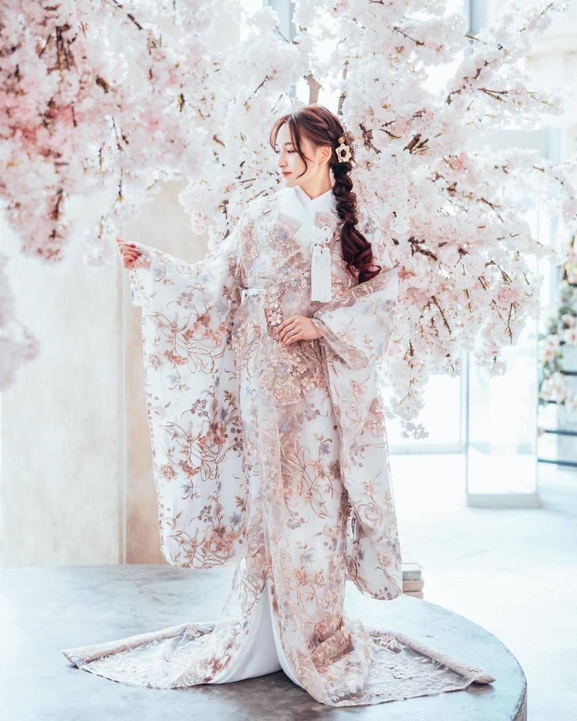 Bridal Gowns Inspired: Trending Lace and Jewel-Embellished Kimonos with Bride's Wear Photos 🤍にて紹介している画像