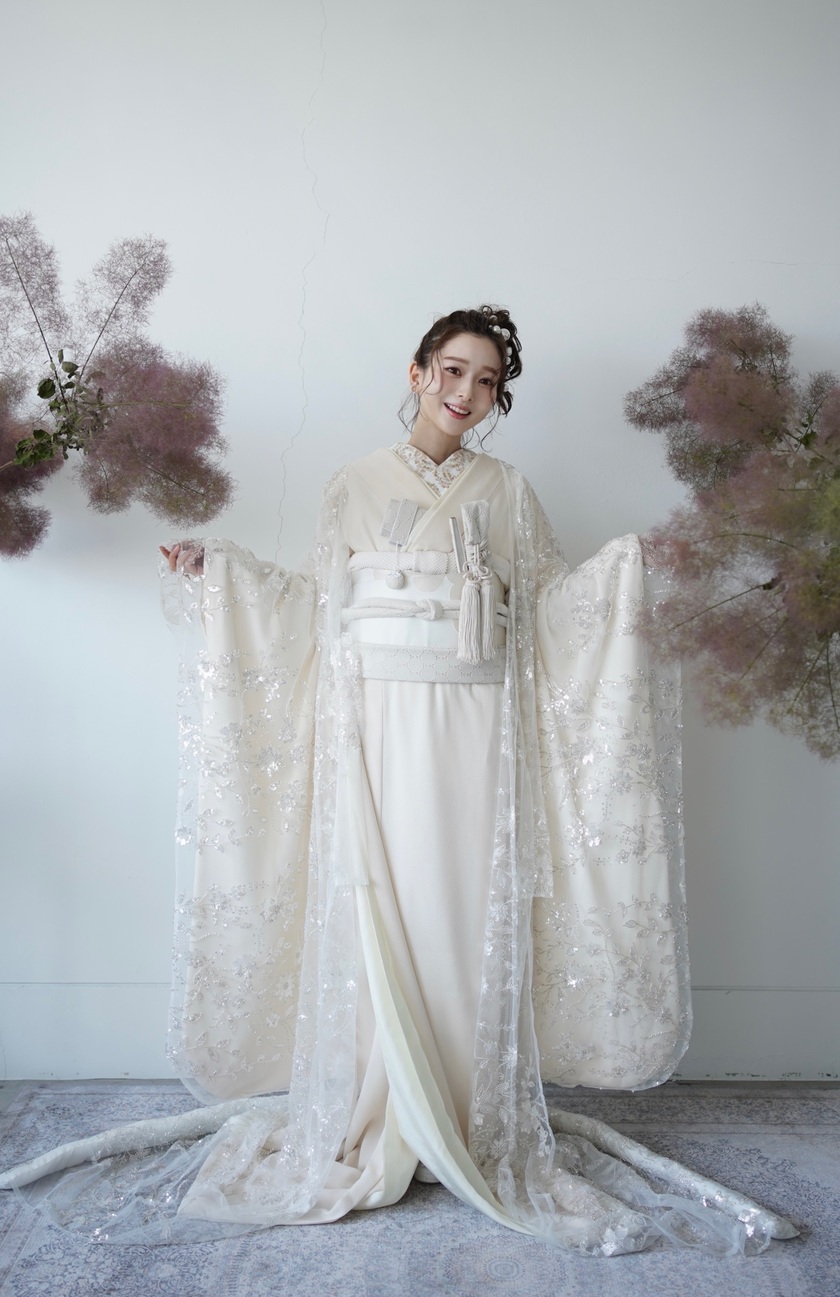 Bridal Gowns Inspired: Trending Lace and Jewel-Embellished Kimonos with Bride's Wear Photos 🤍にて紹介している画像