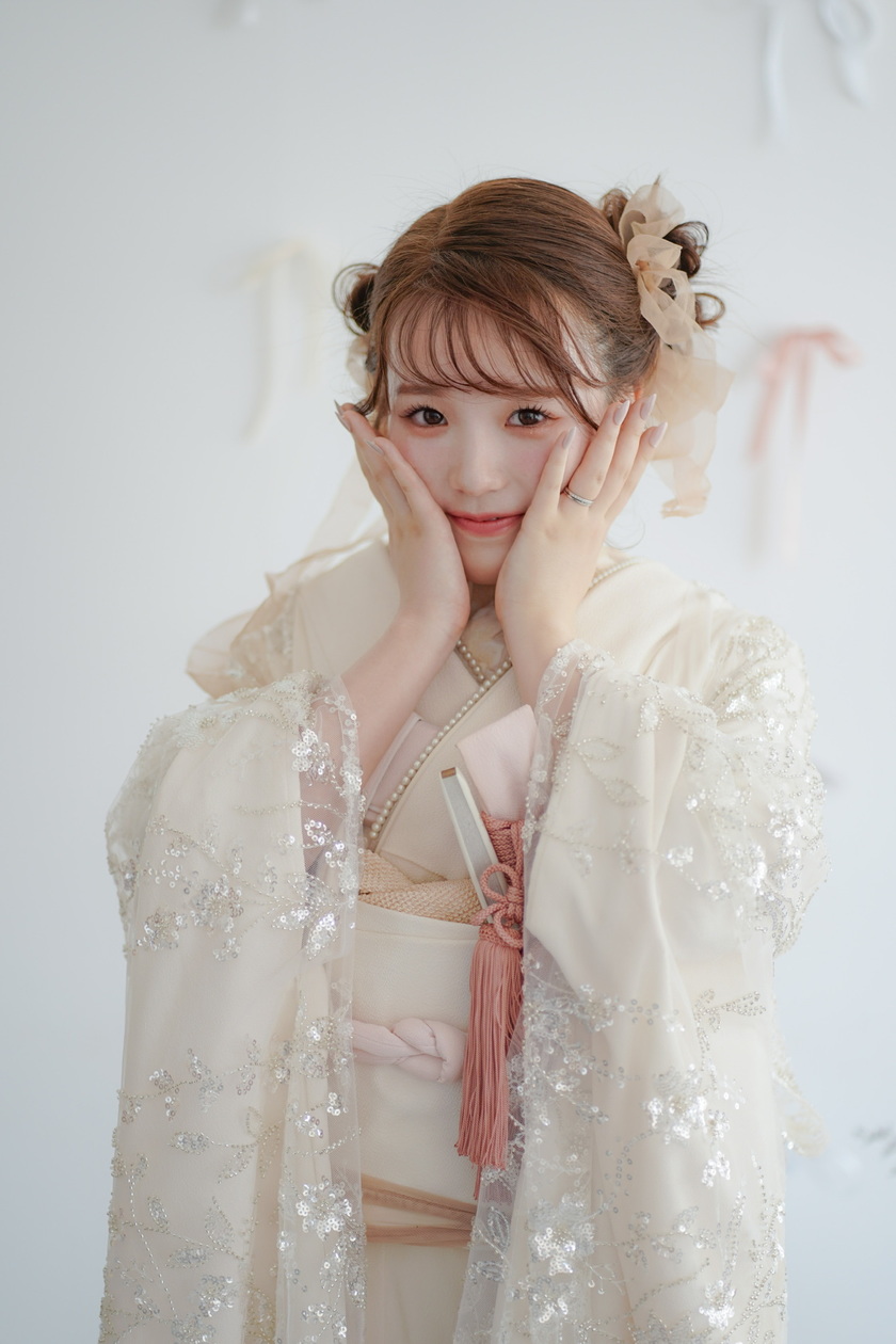 Bridal Gowns Inspired: Trending Lace and Jewel-Embellished Kimonos with Bride's Wear Photos 🤍にて紹介している画像