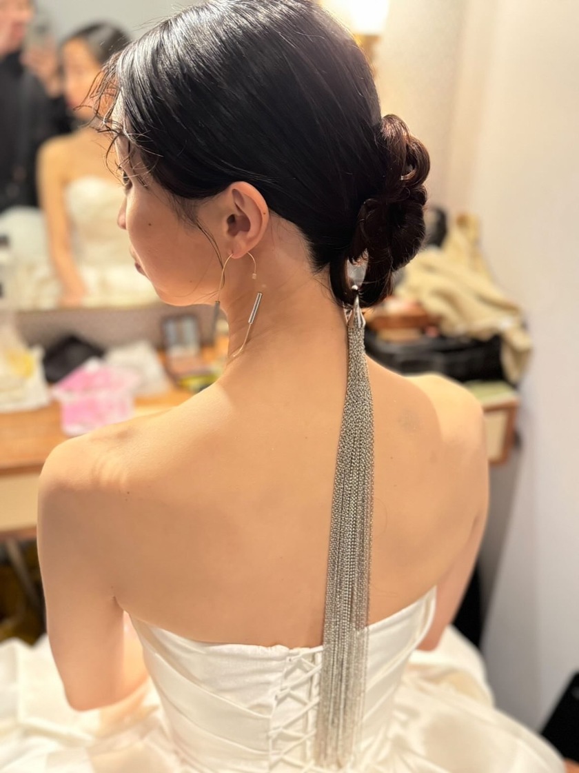 スタイリッシュで、アーティストっぽい。キラキラチェーンのアレンジヘアがこれから流行りそう✨にて紹介している画像