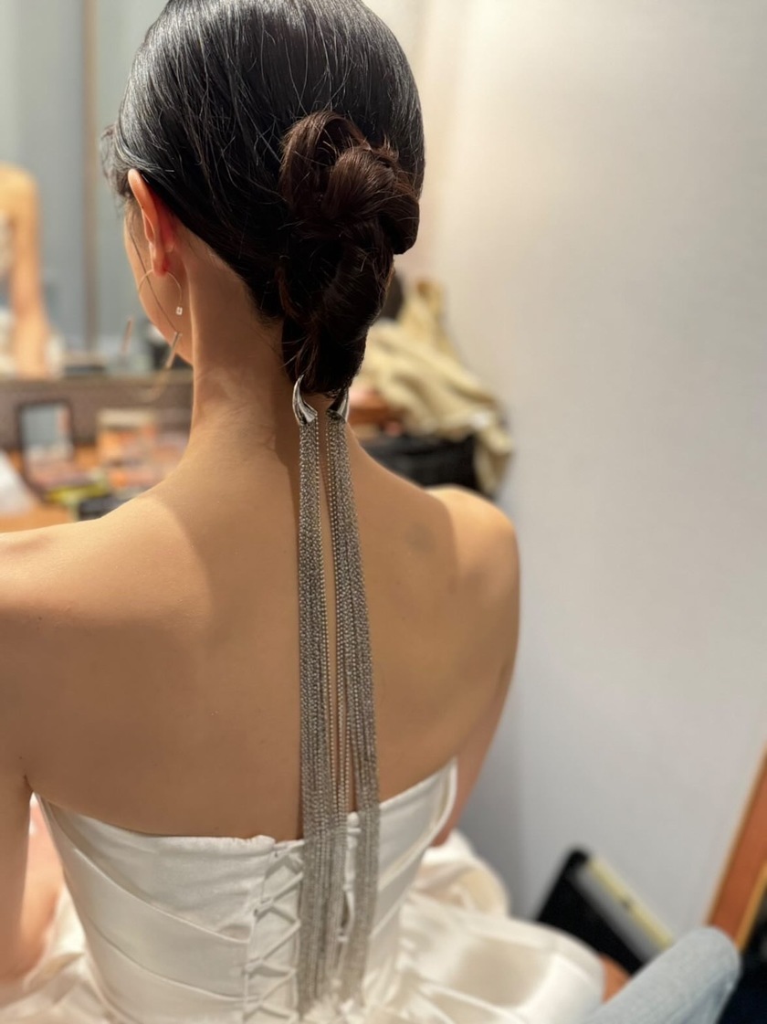 スタイリッシュで、アーティストっぽい。キラキラチェーンのアレンジヘアがこれから流行りそう✨にて紹介している画像