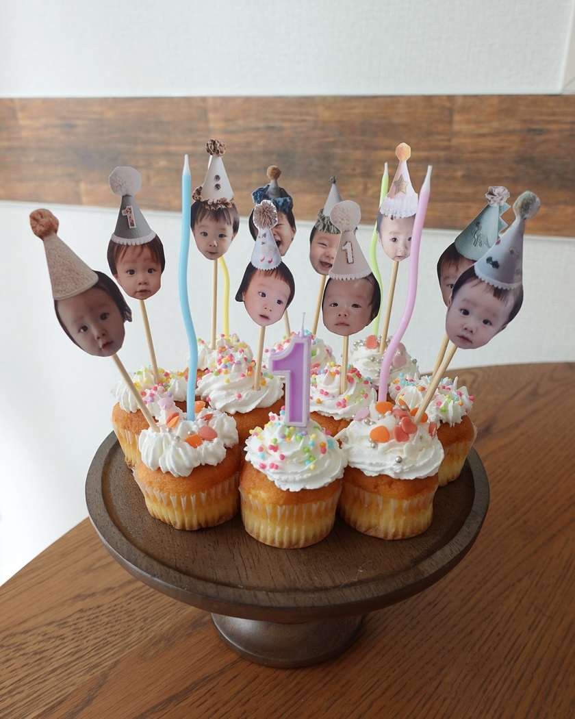 お顔を切り抜いて、ケーキにオン🎂お顔で作るケーキトッパー［ピックケーキ］をやってみたい♡にて紹介している画像