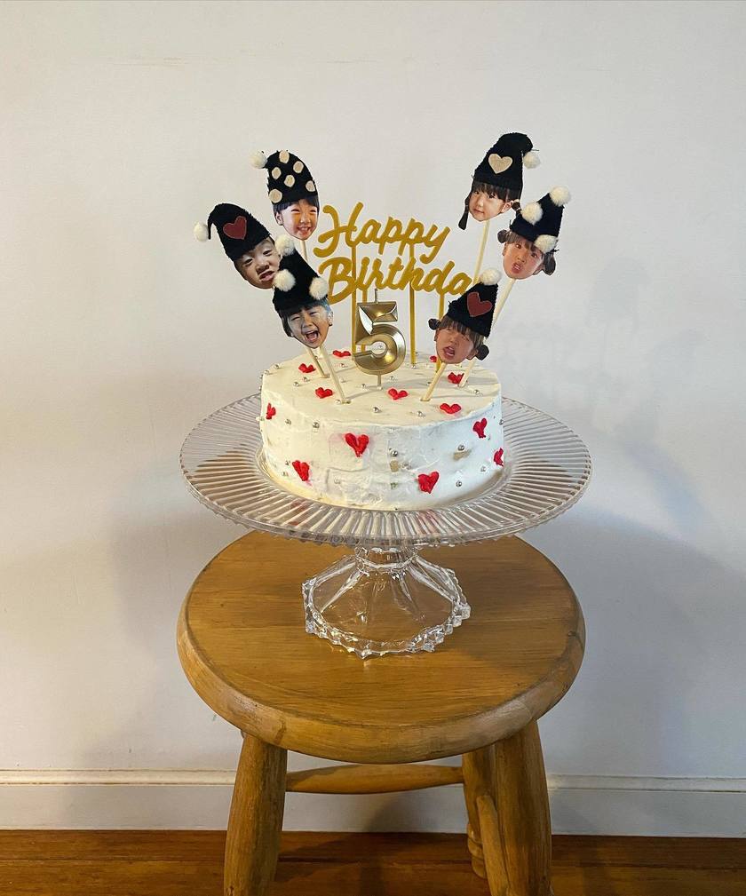 お顔を切り抜いて、ケーキにオン🎂お顔で作るケーキトッパー［ピックケーキ］をやってみたい♡にて紹介している画像