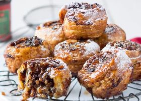 Recently popular hybrid sweets like Cronuts and Biscuit have emerged from New York, combining favorite desserts to create delicious treats. Displaying these at a wedding dessert buffet would not only be a delightful choice but also a highlight, attracting attention and admiration for their taste and uniqueness.