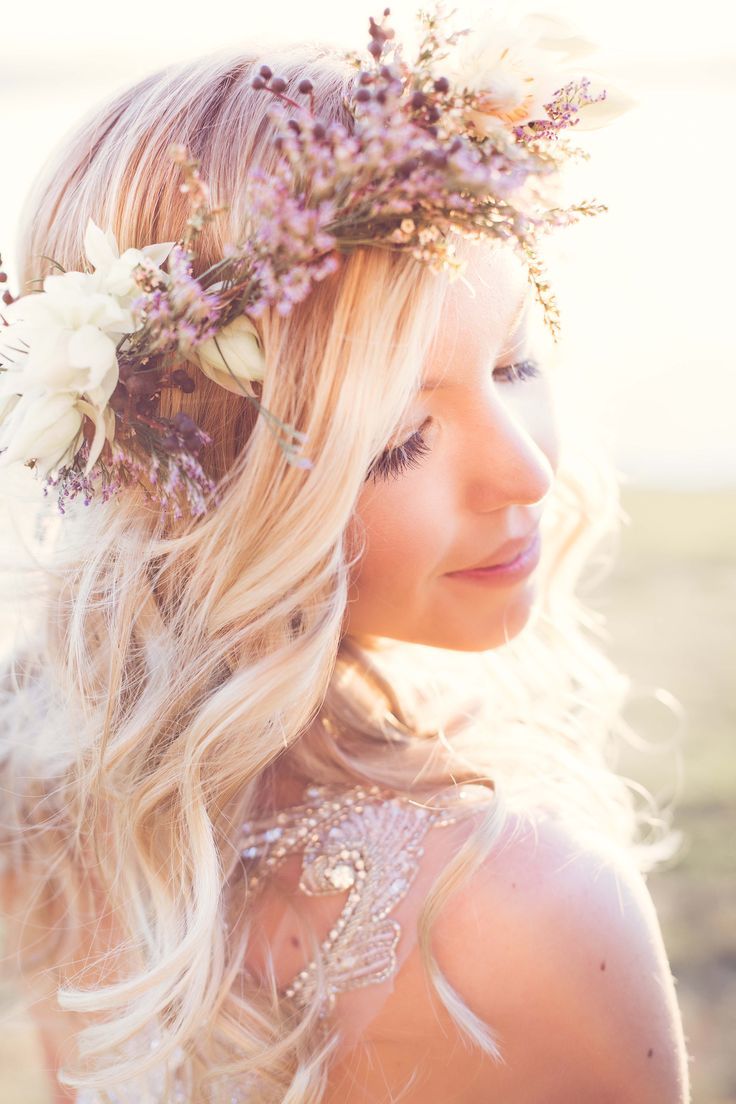 The Comeback of Flower Crowns for Brides-to-Be ♩ What Color Crown Suits You? ♡にて紹介している画像