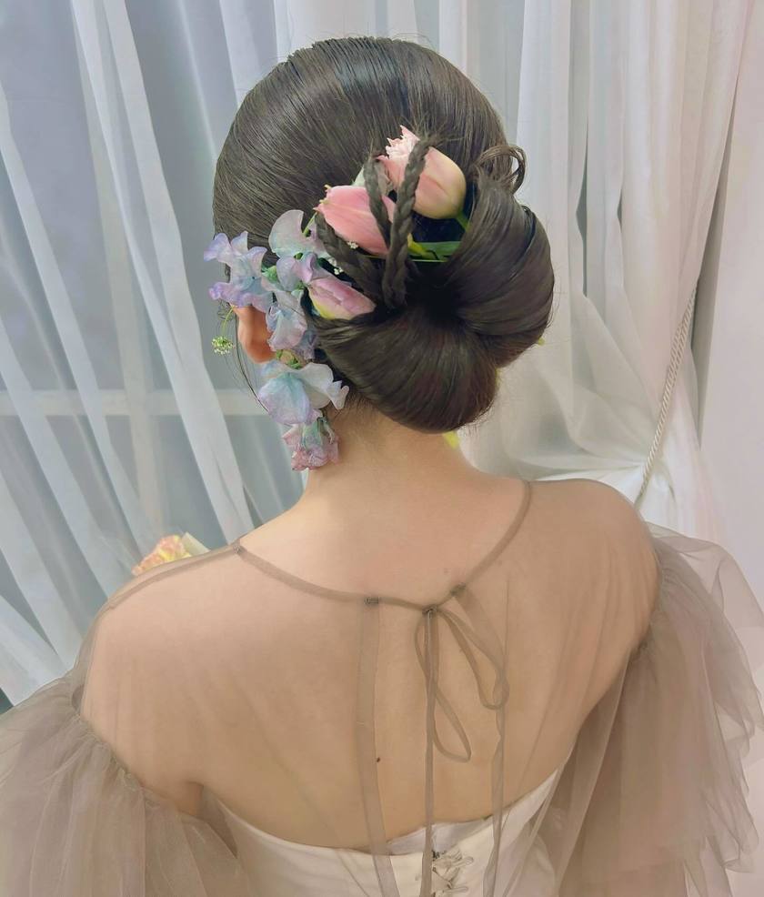 【2025年最新】ドレスも和装も♡可愛いブライダルヘアアレンジ特集にて紹介している画像