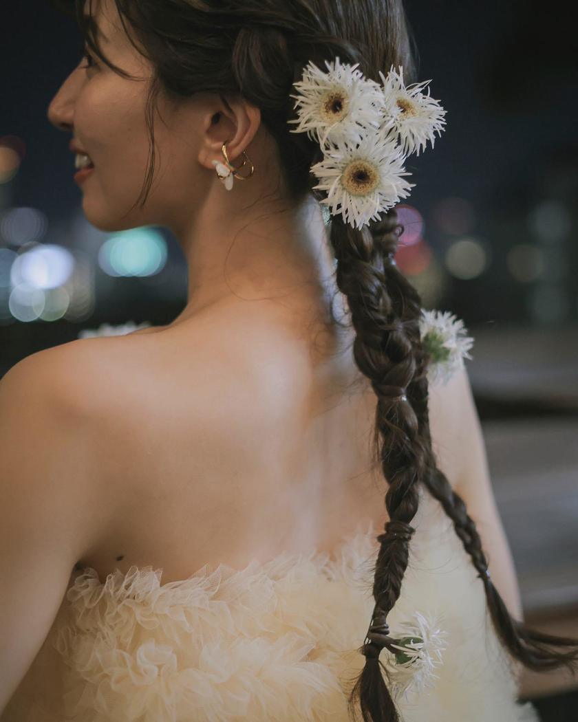 ブライダルヘアにも、ブーケにも、装花にも♡ガーベラを使ったウェディングコーディネートが可愛い🌼にて紹介している画像