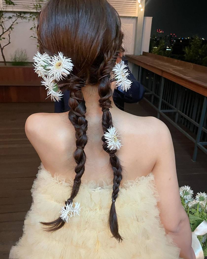 ブライダルヘアにも、ブーケにも、装花にも♡ガーベラを使ったウェディングコーディネートが可愛い🌼にて紹介している画像