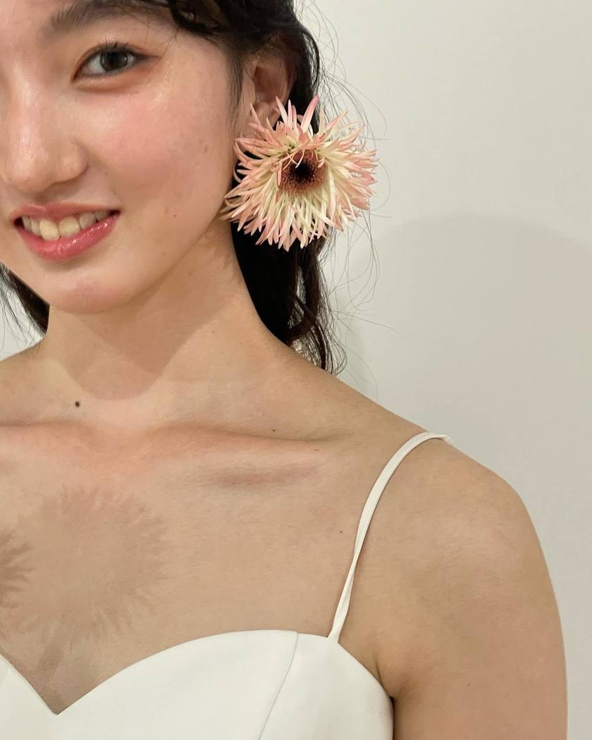 ブライダルヘアにも、ブーケにも、装花にも♡ガーベラを使ったウェディングコーディネートが可愛い🌼にて紹介している画像
