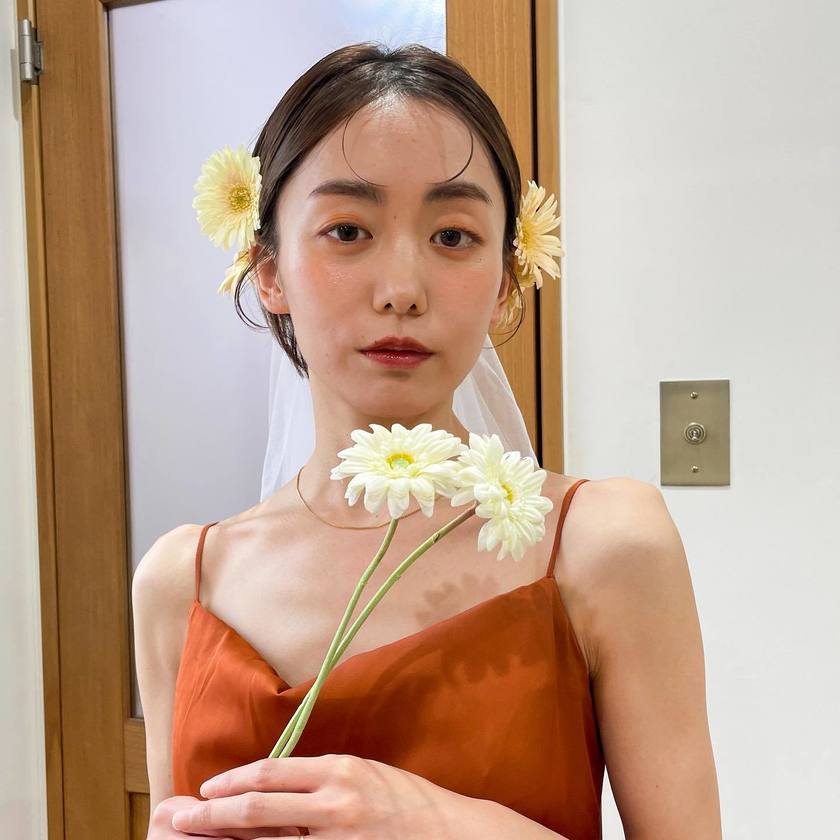 ブライダルヘアにも、ブーケにも、装花にも♡ガーベラを使ったウェディングコーディネートが可愛い🌼にて紹介している画像