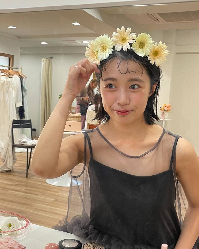 ブライダルヘアにも、ブーケにも、装花にも♡ガーベラを使ったウェディングコーディネートが可愛い🌼にて紹介している画像