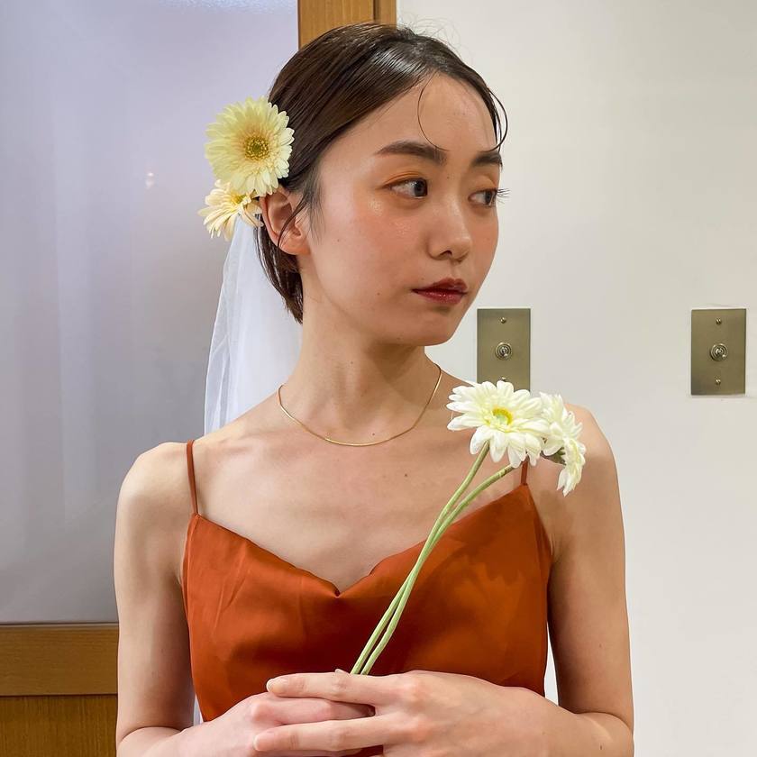ブライダルヘアにも、ブーケにも、装花にも♡ガーベラを使ったウェディングコーディネートが可愛い🌼にて紹介している画像