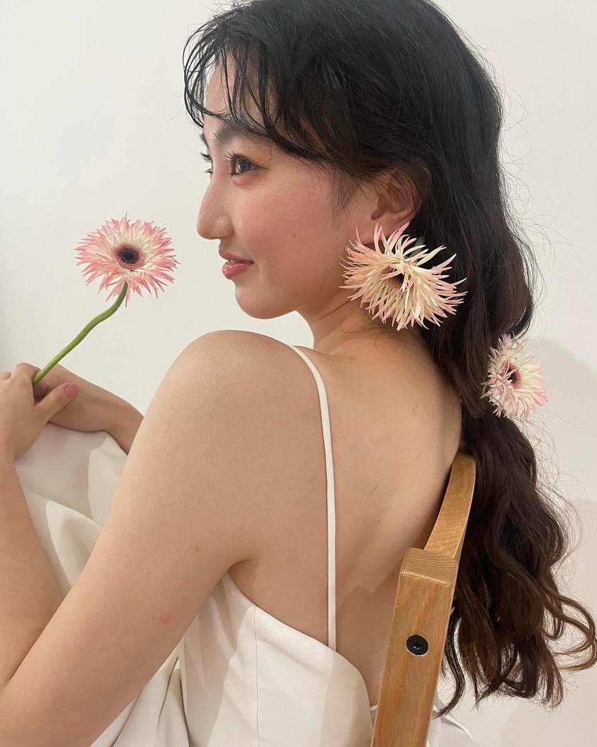 ブライダルヘアにも、ブーケにも、装花にも♡ガーベラを使ったウェディングコーディネートが可愛い🌼にて紹介している画像