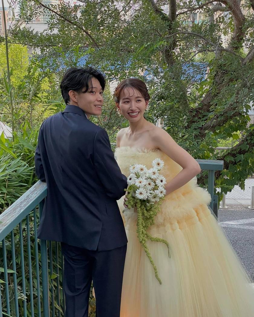 ブライダルヘアにも、ブーケにも、装花にも♡ガーベラを使ったウェディングコーディネートが可愛い🌼にて紹介している画像