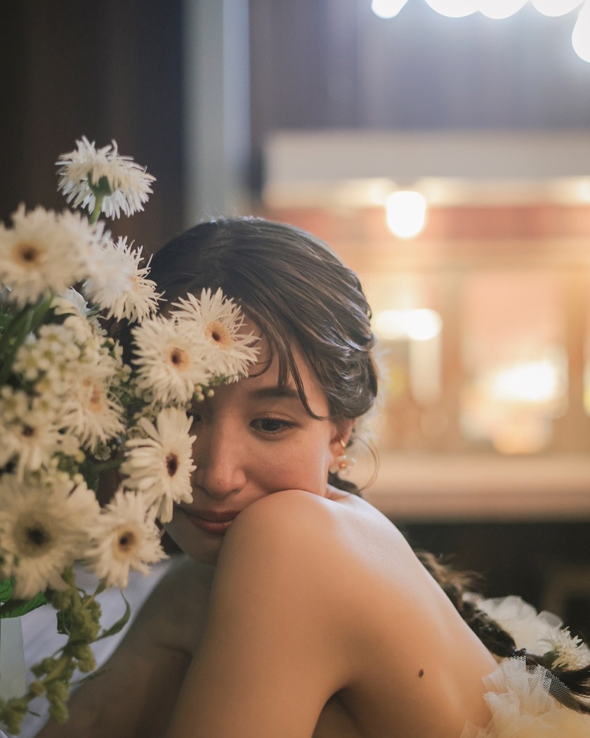 ブライダルヘアにも、ブーケにも、装花にも♡ガーベラを使ったウェディングコーディネートが可愛い🌼にて紹介している画像
