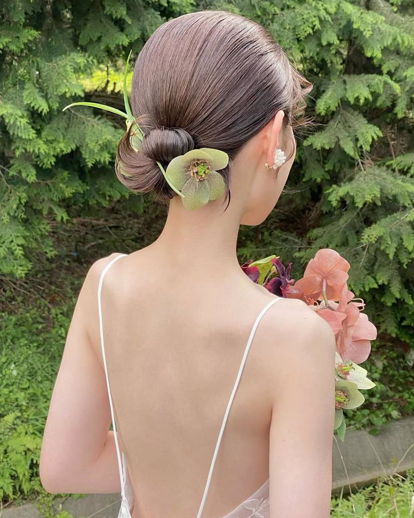 【2025年最新】ドレスも和装も♡可愛いブライダルヘアアレンジ特集にて紹介している画像