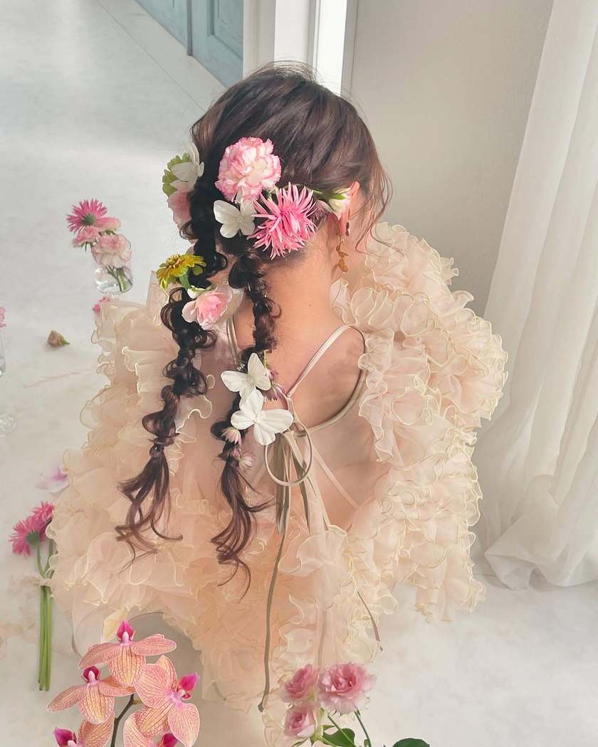華やかで可愛いお花をたくさん飾って♡生花を使ったブライダルヘア18選＊にて紹介している画像