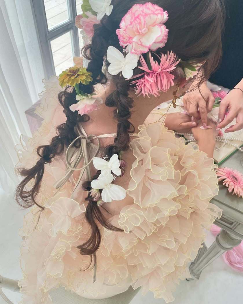 華やかで可愛いお花をたくさん飾って♡生花を使ったブライダルヘア18選＊にて紹介している画像