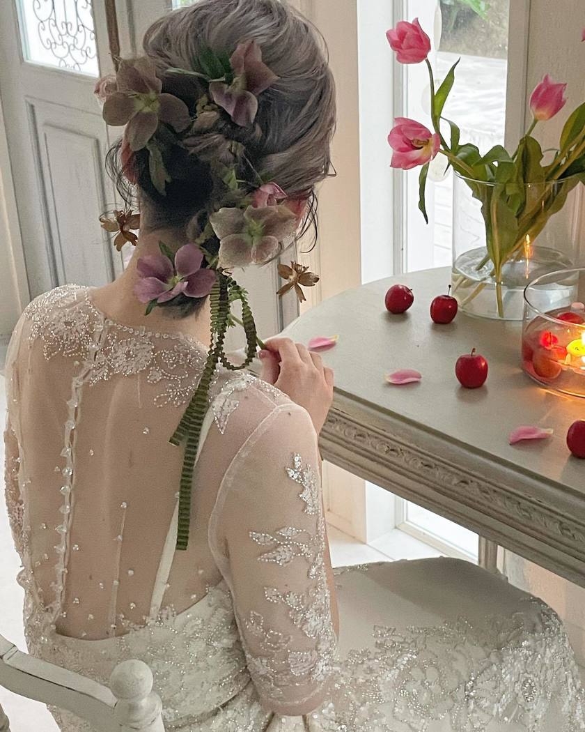 華やかで可愛いお花をたくさん飾って♡生花を使ったブライダルヘア18選＊にて紹介している画像