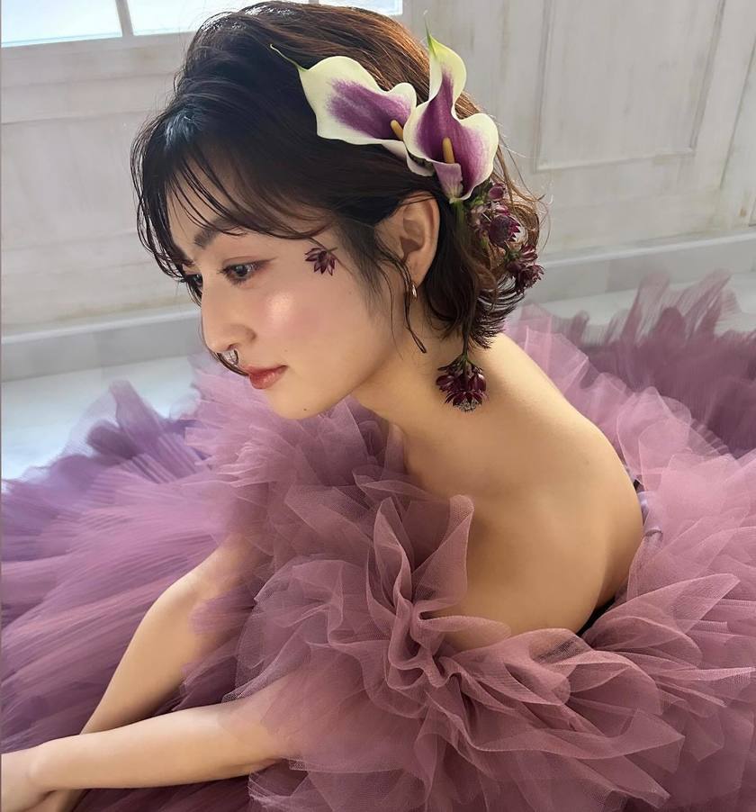 華やかで可愛いお花をたくさん飾って♡生花を使ったブライダルヘア18選＊にて紹介している画像