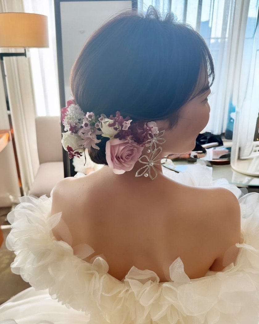 華やかで可愛いお花をたくさん飾って♡生花を使ったブライダルヘア18選＊にて紹介している画像