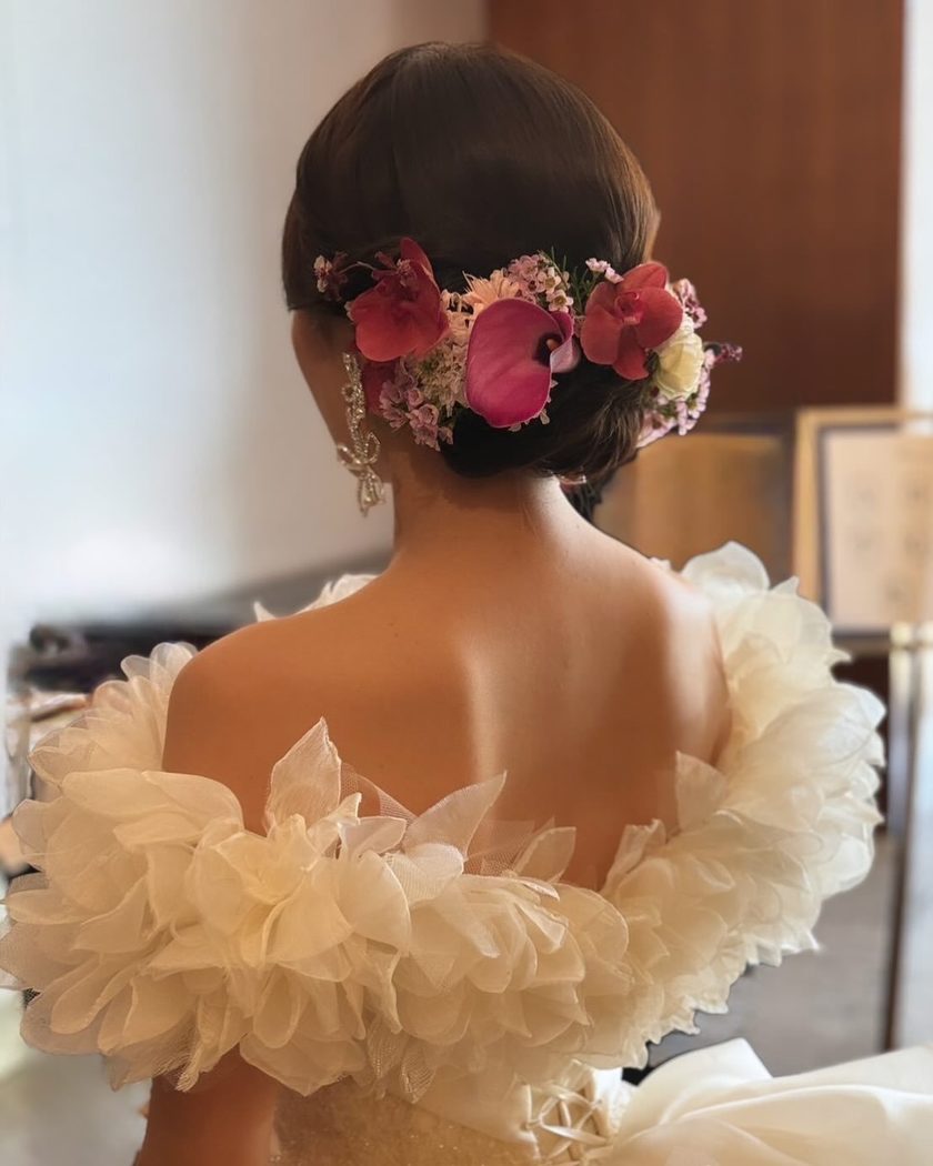 華やかで可愛いお花をたくさん飾って♡生花を使ったブライダルヘア18選＊にて紹介している画像