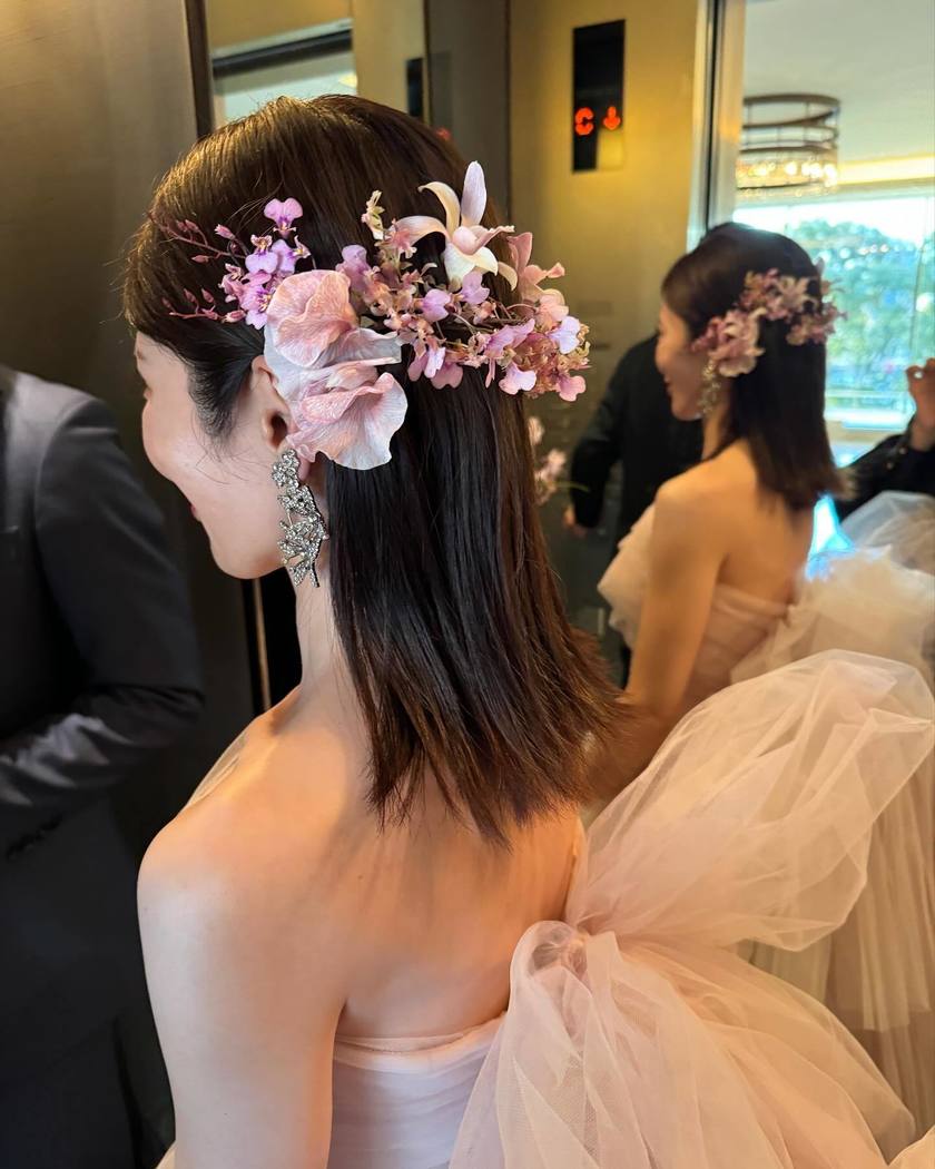 華やかで可愛いお花をたくさん飾って♡生花を使ったブライダルヘア18選＊にて紹介している画像