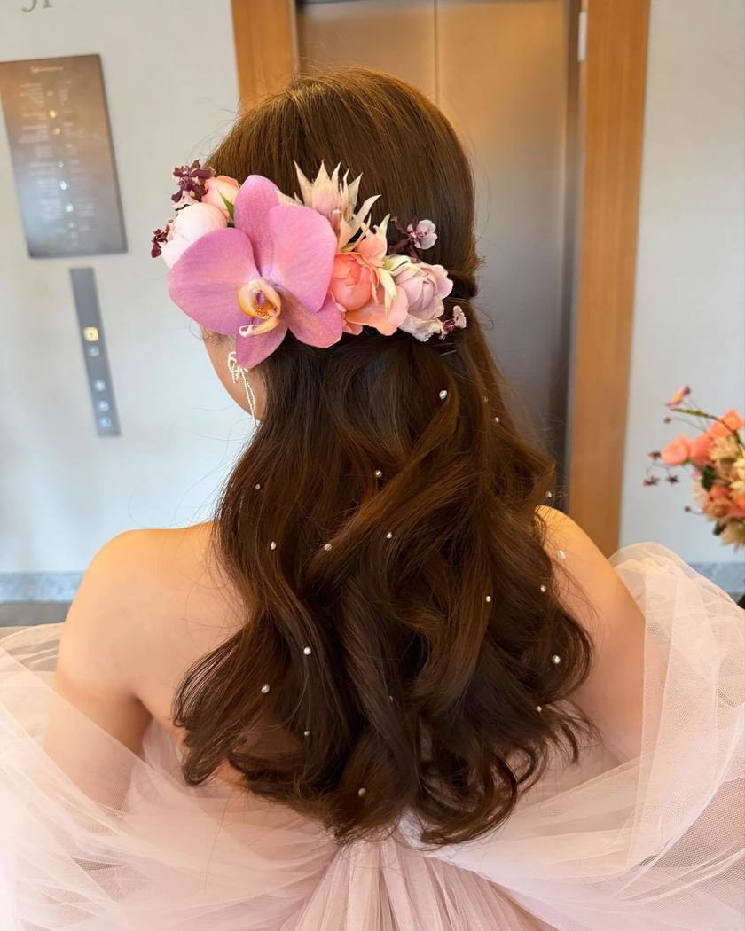 華やかで可愛いお花をたくさん飾って♡生花を使ったブライダルヘア18選＊にて紹介している画像