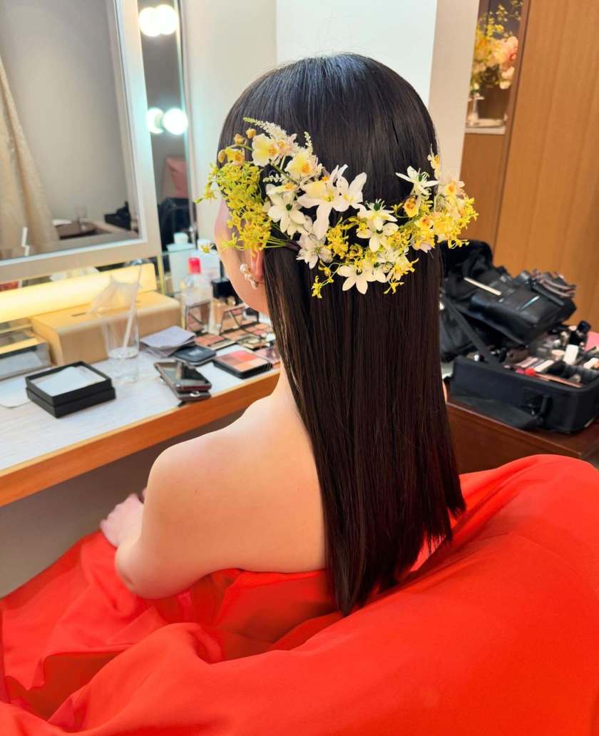 華やかで可愛いお花をたくさん飾って♡生花を使ったブライダルヘア18選＊にて紹介している画像