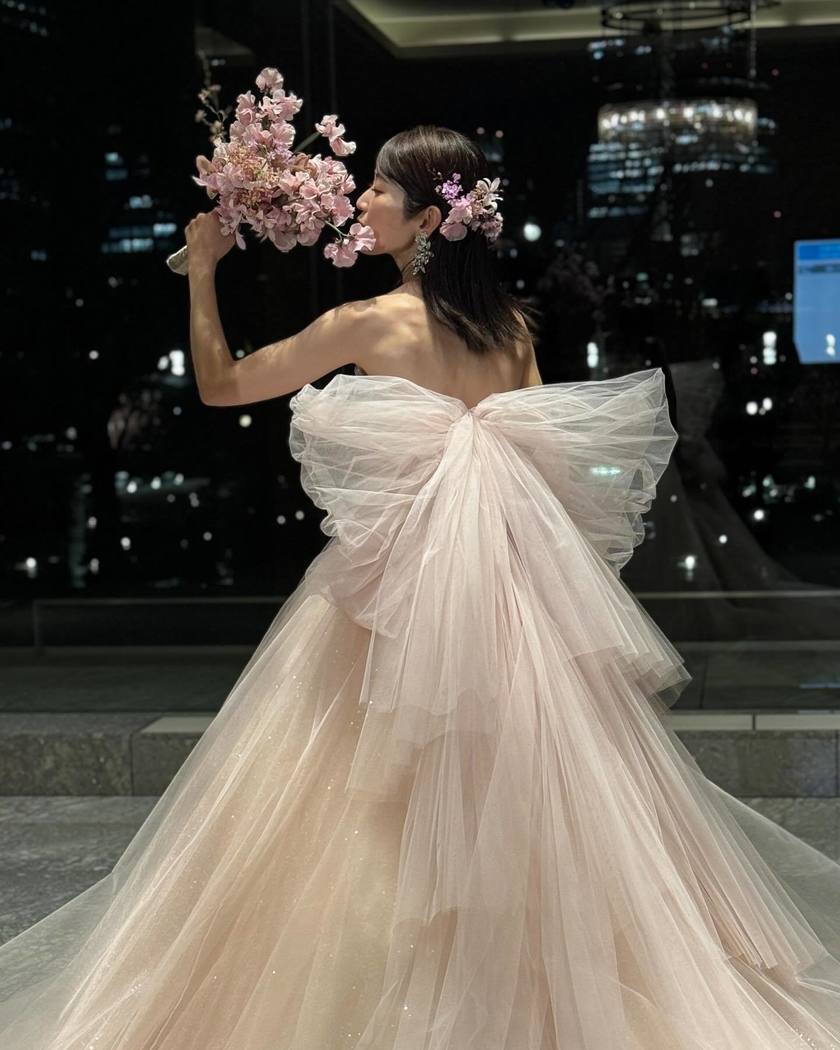 華やかで可愛いお花をたくさん飾って♡生花を使ったブライダルヘア18選＊にて紹介している画像