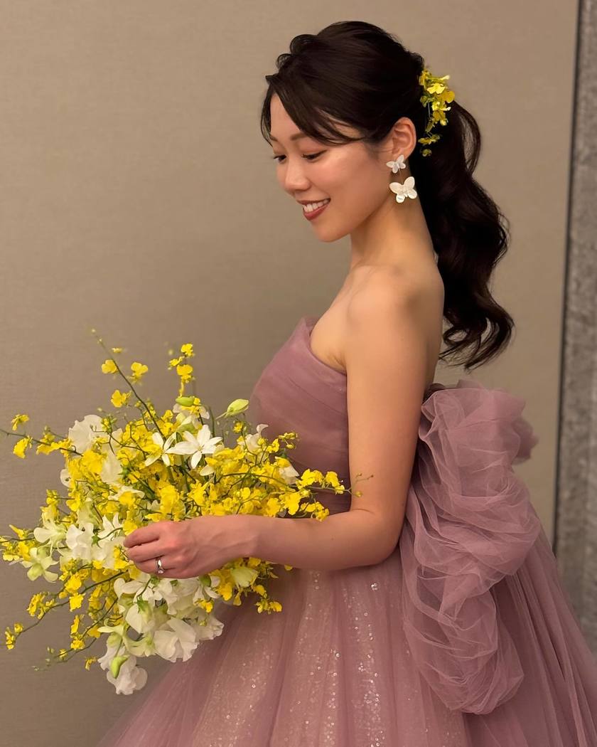 華やかで可愛いお花をたくさん飾って♡生花を使ったブライダルヘア18選＊にて紹介している画像